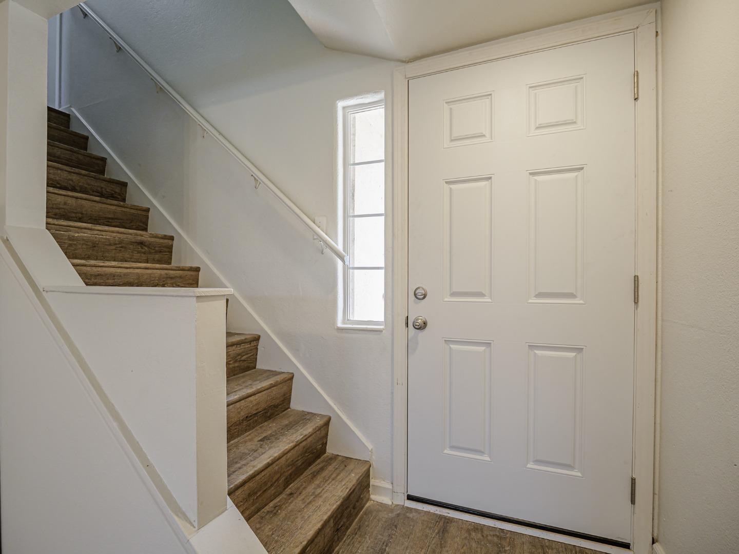 Detail Gallery Image 4 of 36 For 914 Acosta Plz #83,  Salinas,  CA 93905 - 4 Beds | 1/1 Baths
