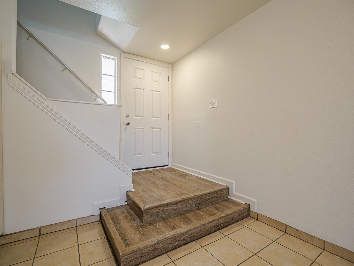 Detail Gallery Image 5 of 36 For 914 Acosta Plz #83,  Salinas,  CA 93905 - 4 Beds | 1/1 Baths