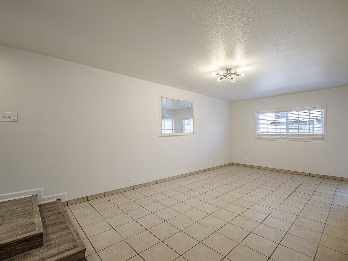 Detail Gallery Image 6 of 36 For 914 Acosta Plz #83,  Salinas,  CA 93905 - 4 Beds | 1/1 Baths