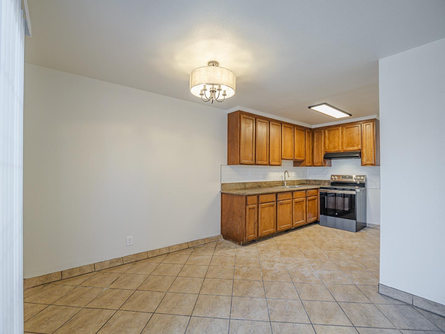 Detail Gallery Image 8 of 36 For 914 Acosta Plz #83,  Salinas,  CA 93905 - 4 Beds | 1/1 Baths