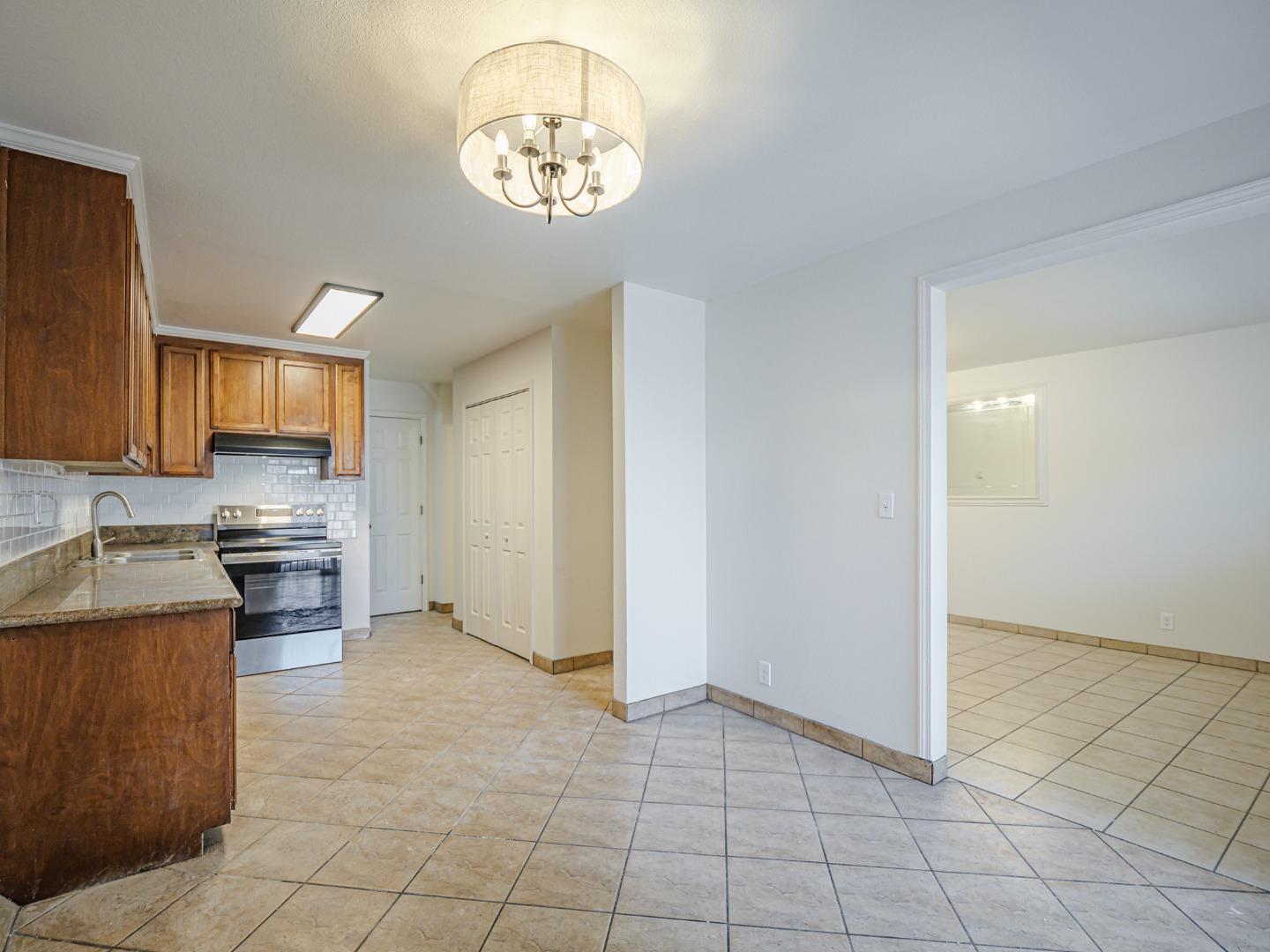 Detail Gallery Image 9 of 36 For 914 Acosta Plz #83,  Salinas,  CA 93905 - 4 Beds | 1/1 Baths