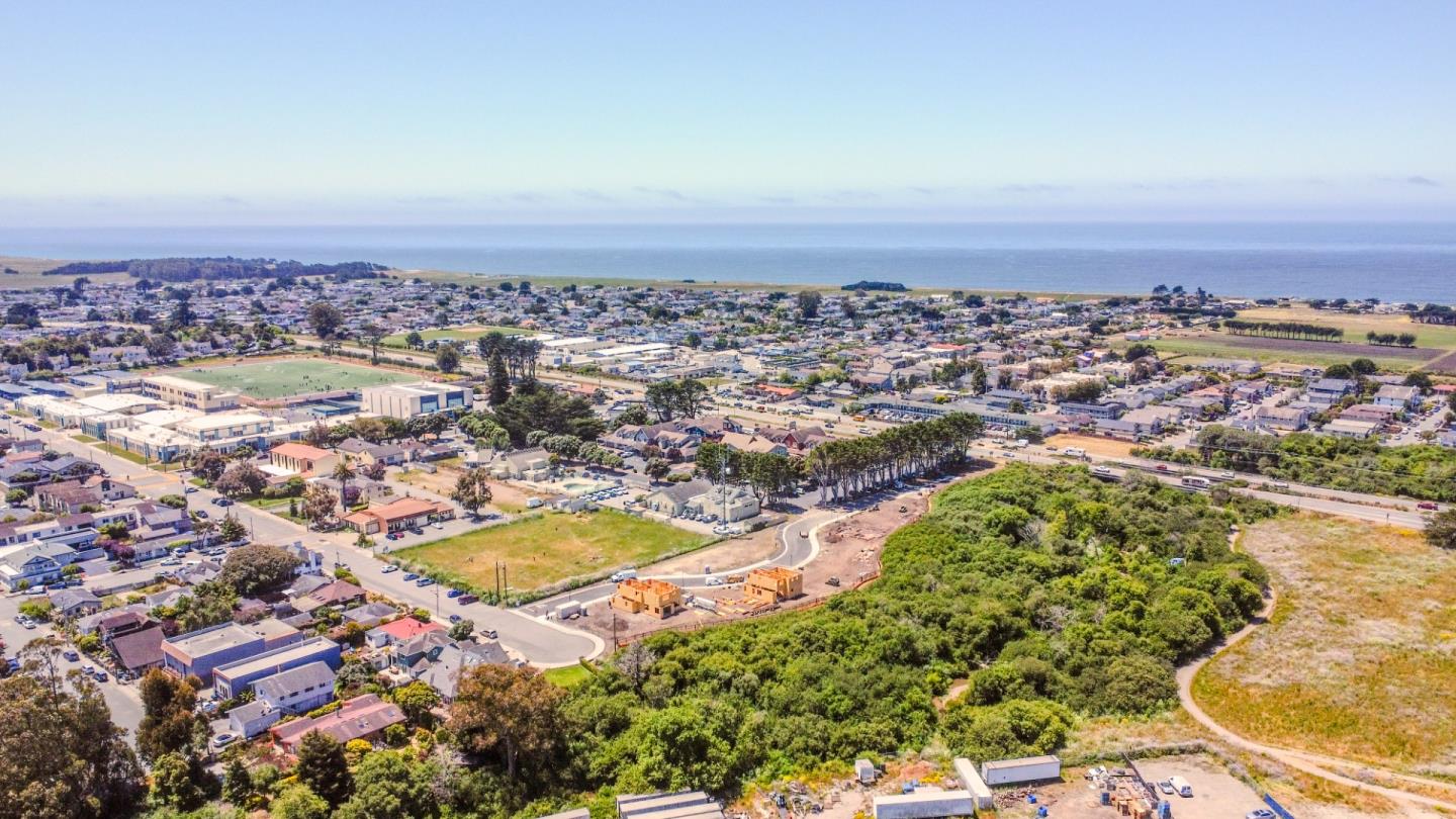 Detail Gallery Image 13 of 24 For 587 Creekside Ct, Half Moon Bay,  CA 94019 - 4 Beds | 3/1 Baths
