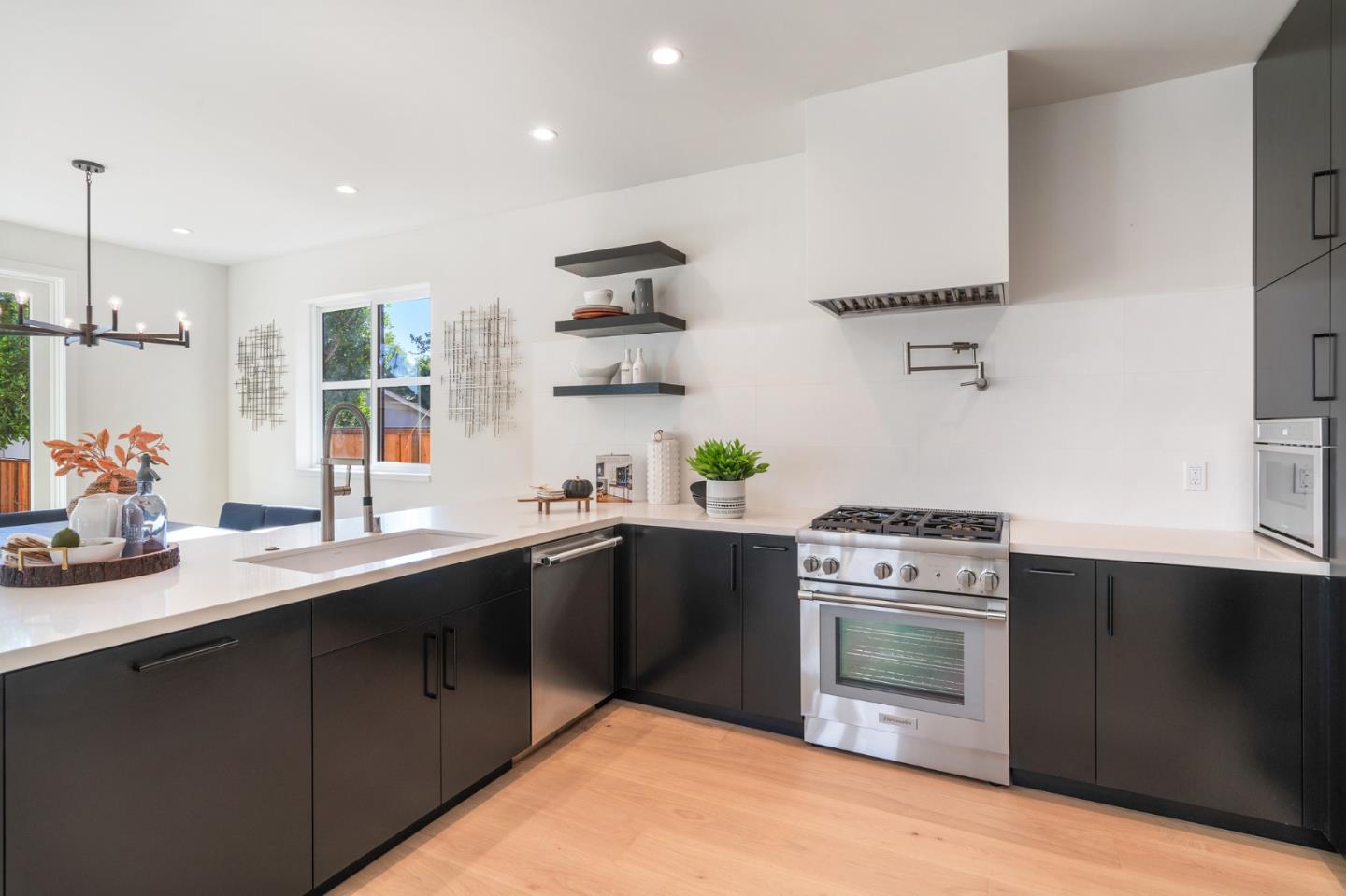 Detail Gallery Image 16 of 24 For 587 Creekside Ct, Half Moon Bay,  CA 94019 - 4 Beds | 3/1 Baths