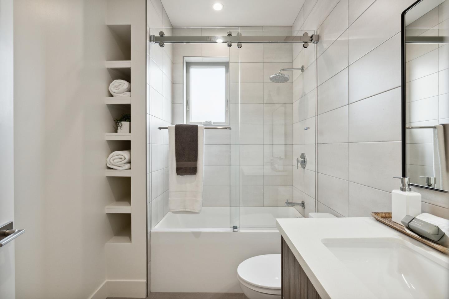 Detail Gallery Image 21 of 24 For 587 Creekside Ct, Half Moon Bay,  CA 94019 - 4 Beds | 3/1 Baths