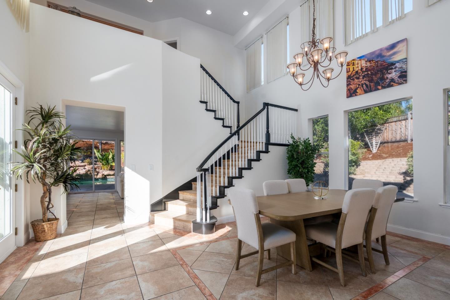 Detail Gallery Image 4 of 15 For 2228 Terrena Valley Dr, San Jose,  CA 95121 - 5 Beds | 3/1 Baths