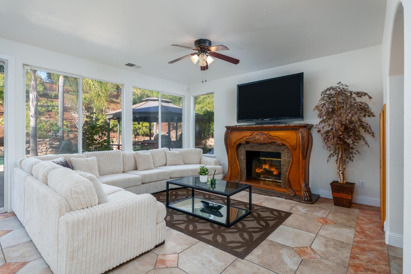 Detail Gallery Image 5 of 15 For 2228 Terrena Valley Dr, San Jose,  CA 95121 - 5 Beds | 3/1 Baths