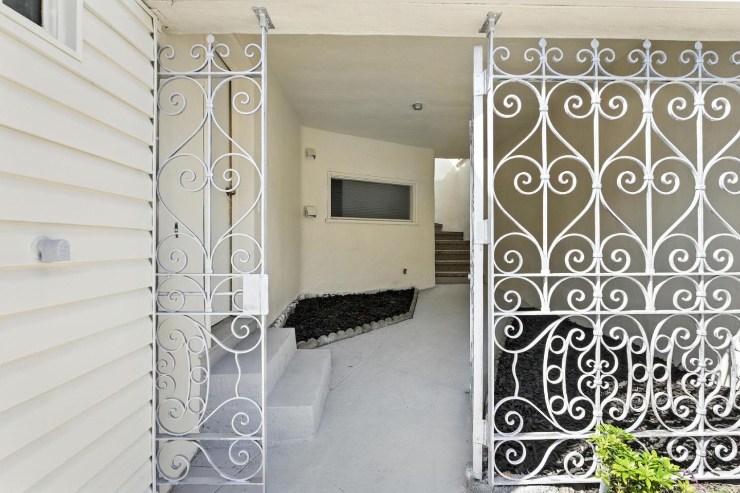 Detail Gallery Image 4 of 36 For 155 Bridgeview Dr, San Francisco,  CA 94124 - 3 Beds | 3 Baths
