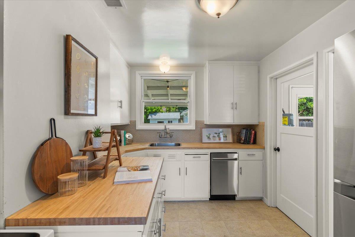 Detail Gallery Image 11 of 35 For 405 Bradley Ave, San Jose,  CA 95128 - 4 Beds | 2 Baths