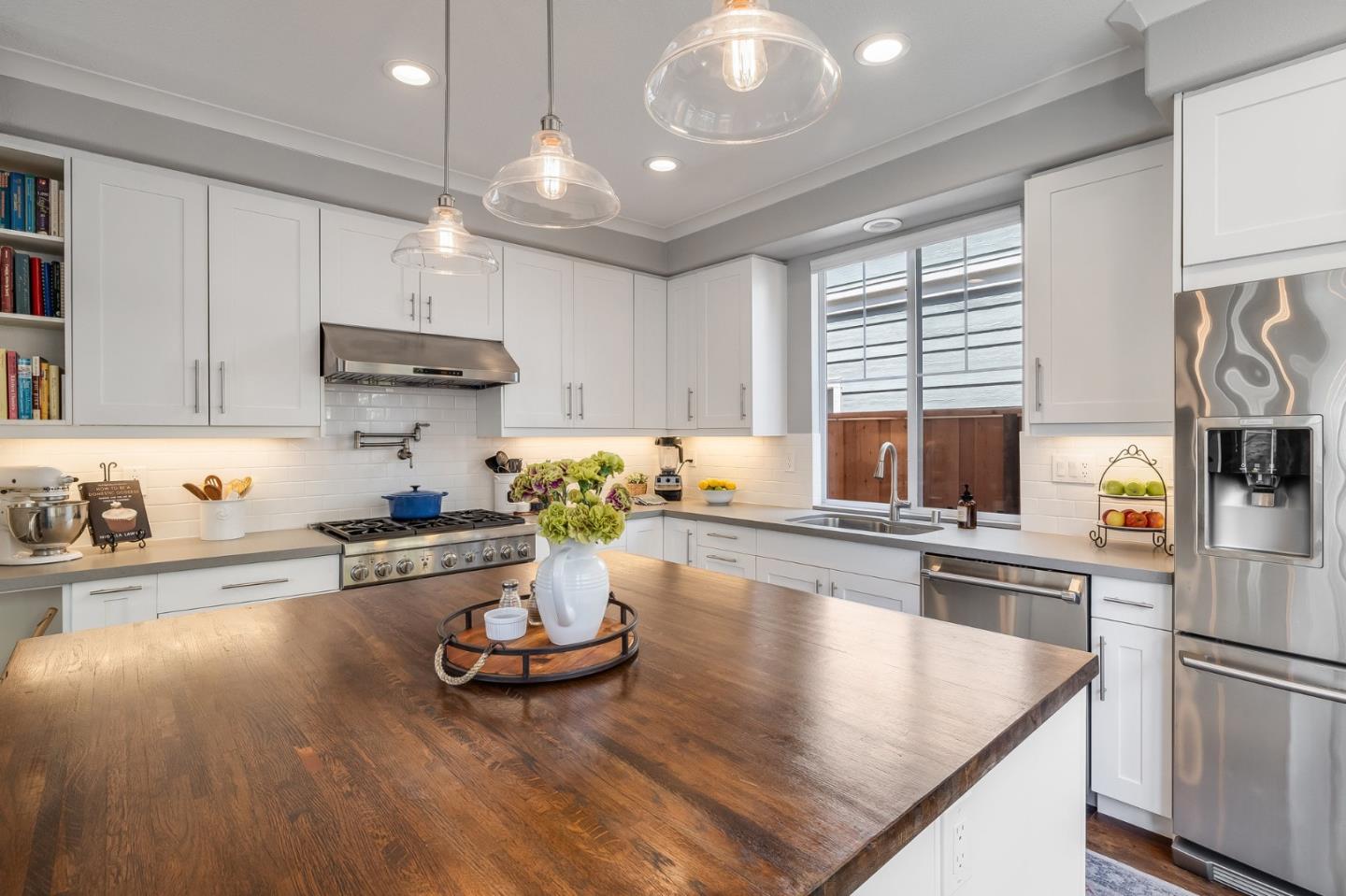 Detail Gallery Image 13 of 44 For 410 Krystallos Ln, Redwood City,  CA 94065 - 4 Beds | 2/1 Baths