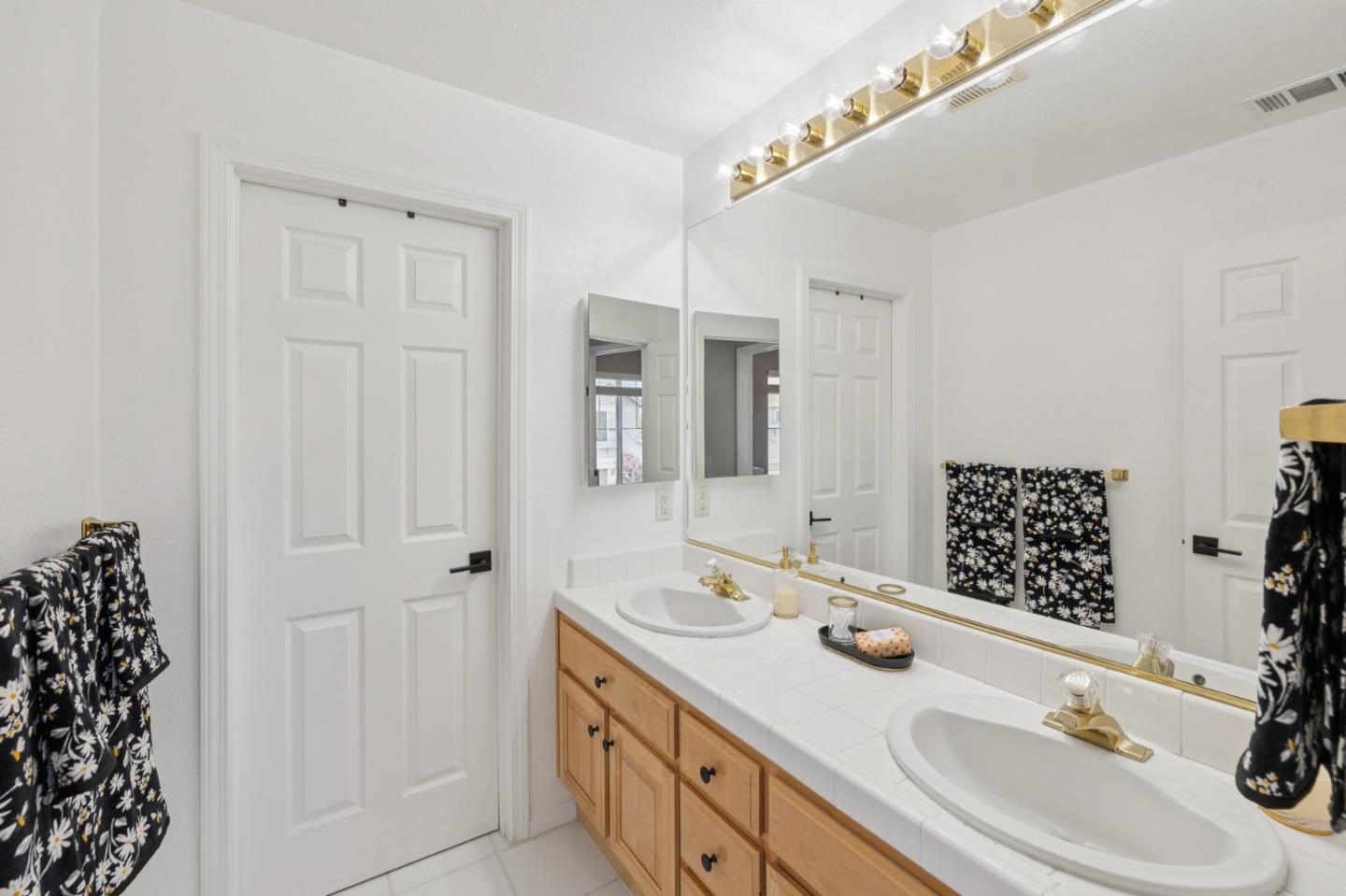 Detail Gallery Image 34 of 44 For 410 Krystallos Ln, Redwood City,  CA 94065 - 4 Beds | 2/1 Baths