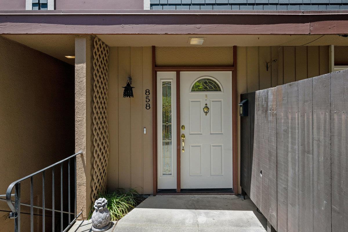 Detail Gallery Image 3 of 38 For 858 Stonegate Dr, South San Francisco,  CA 94080 - 3 Beds | 1/2 Baths