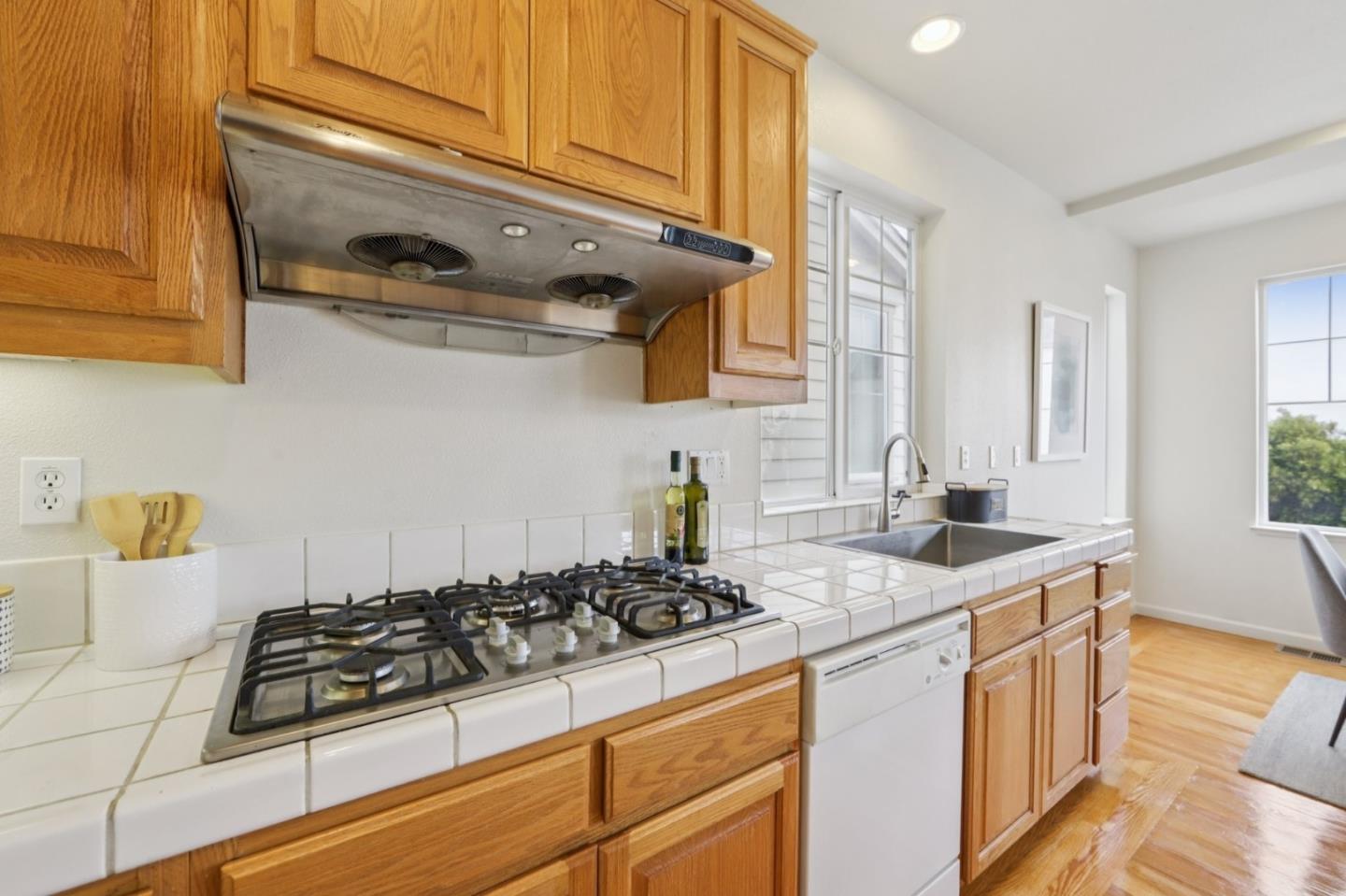 Detail Gallery Image 9 of 37 For 158 Oak Ave, South San Francisco,  CA 94080 - 3 Beds | 3/1 Baths