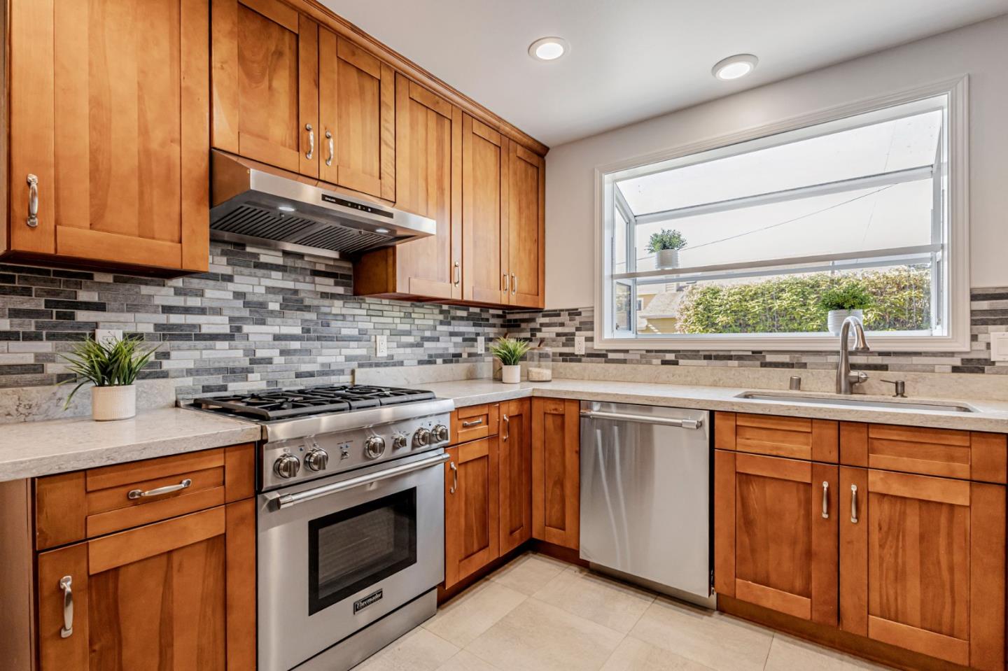 Detail Gallery Image 11 of 74 For 264 Arroyo Dr, Pacifica,  CA 94044 - 3 Beds | 1 Baths