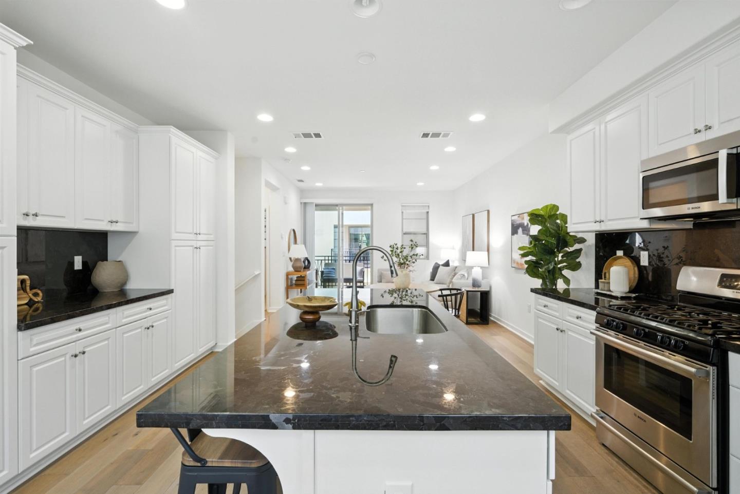 Detail Gallery Image 9 of 61 For 978 Cassia Pl, San Jose,  CA 95131 - 3 Beds | 3/1 Baths
