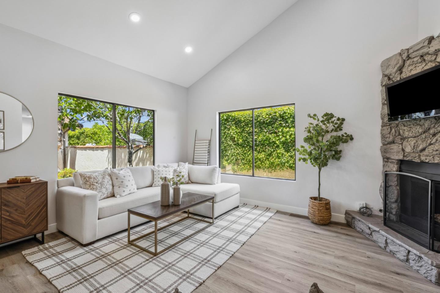 Detail Gallery Image 5 of 42 For 8448 Delta Dr, Gilroy,  CA 95020 - 2 Beds | 1/1 Baths