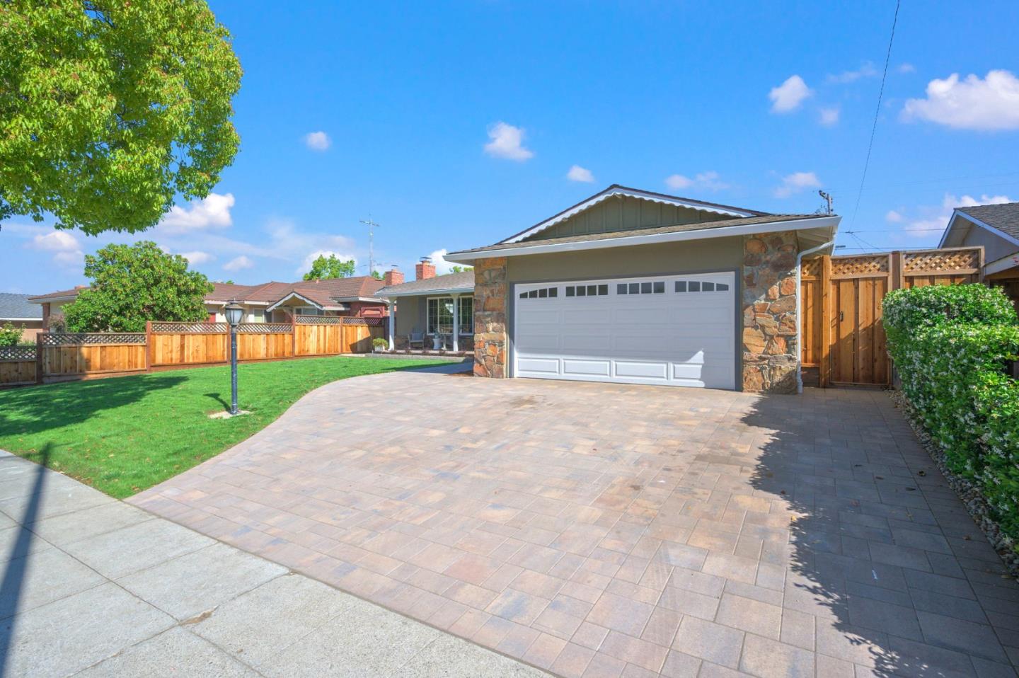 Detail Gallery Image 2 of 46 For 1682 Noreen Dr, San Jose,  CA 95124 - 3 Beds | 2 Baths