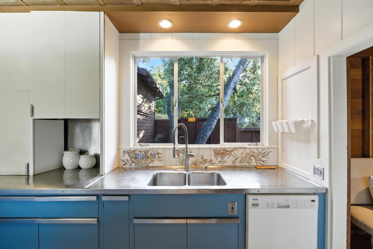 Detail Gallery Image 16 of 46 For 600 Martin St, Monterey,  CA 93940 - 6 Beds | 4/1 Baths