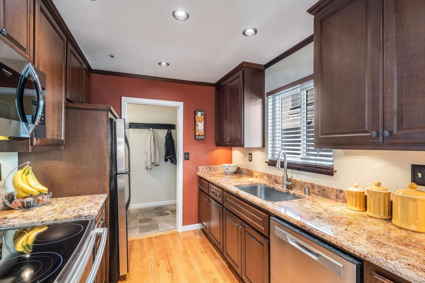 Detail Gallery Image 11 of 37 For 290 Bonita Ln, Foster City,  CA 94404 - 3 Beds | 2/1 Baths