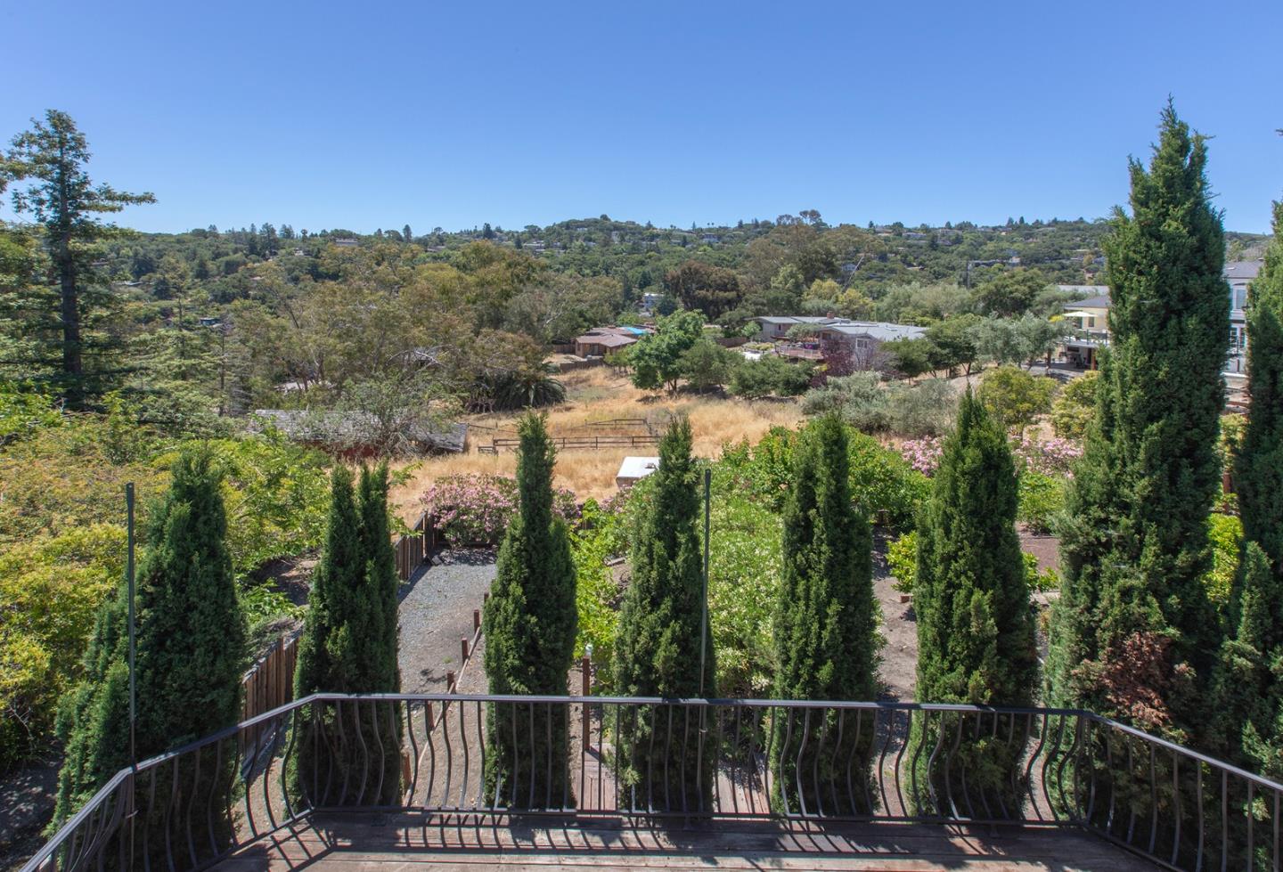 Detail Gallery Image 10 of 37 For 436 Summit Dr, Redwood City,  CA 94062 - 5 Beds | 6/1 Baths