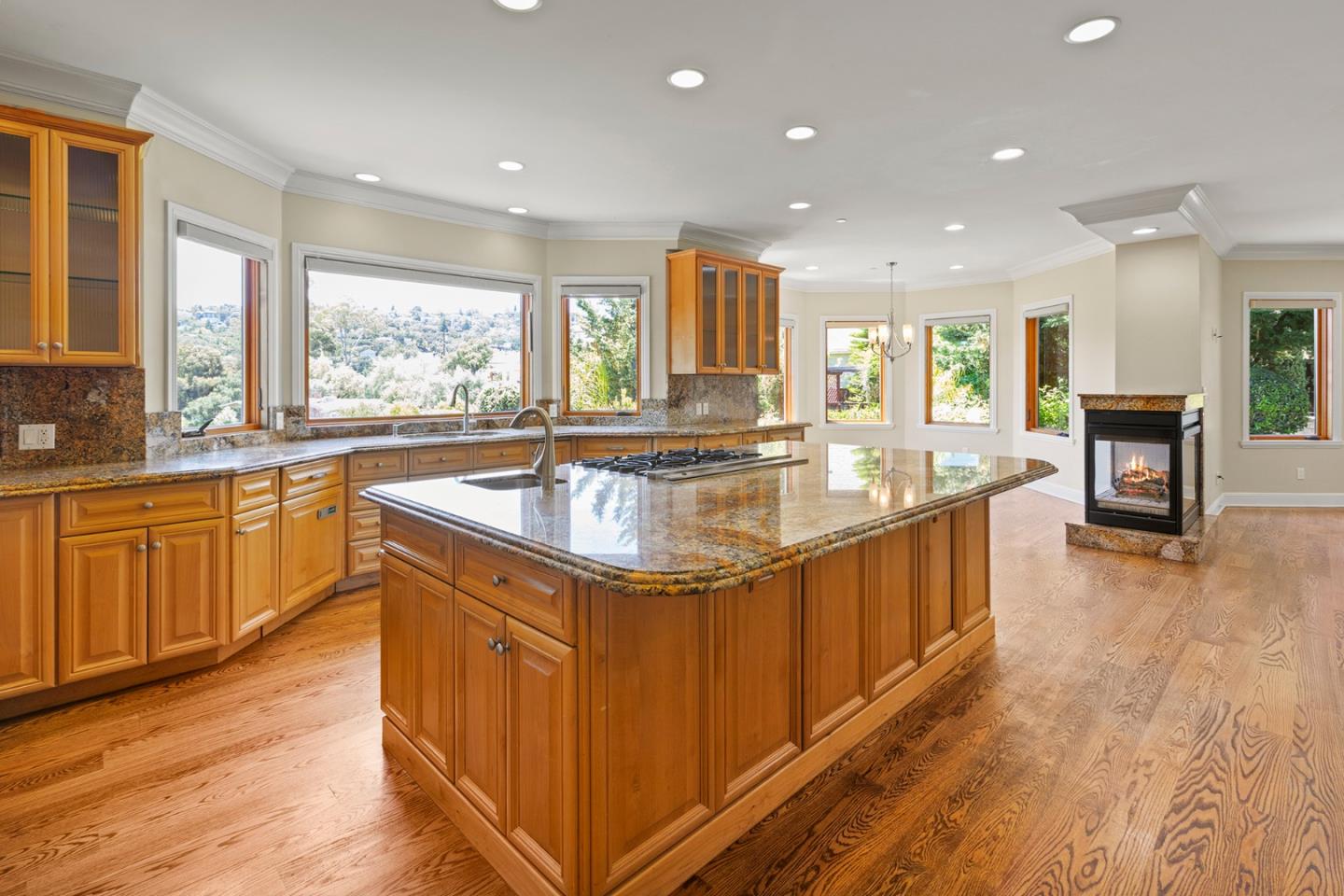 Detail Gallery Image 6 of 37 For 436 Summit Dr, Redwood City,  CA 94062 - 5 Beds | 6/1 Baths