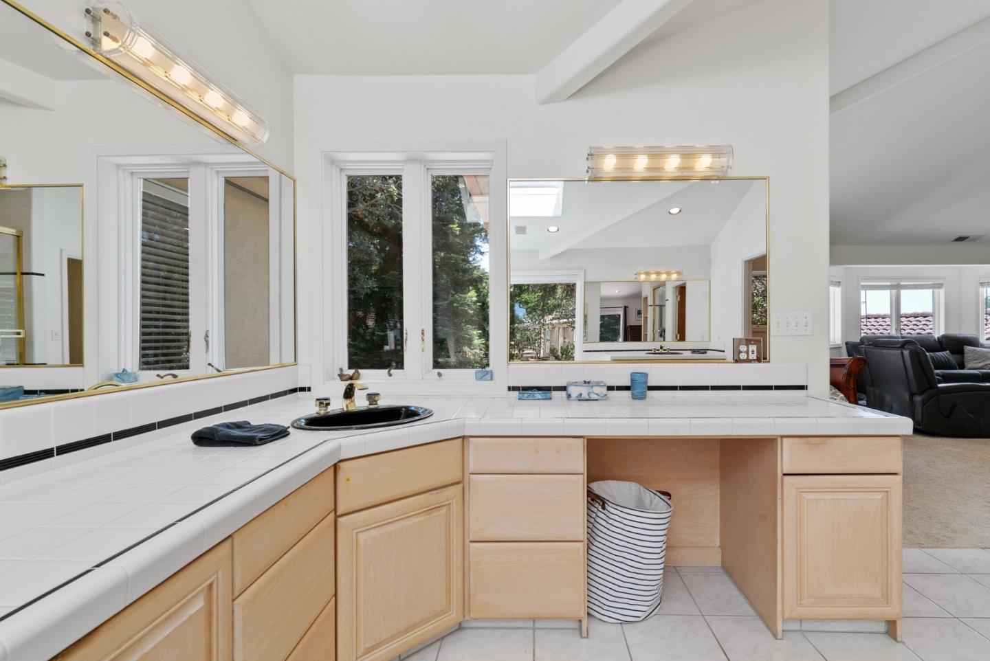 Detail Gallery Image 101 of 117 For 29 Kite Hill Rd, Santa Cruz,  CA 95060 - 3 Beds | 2/1 Baths
