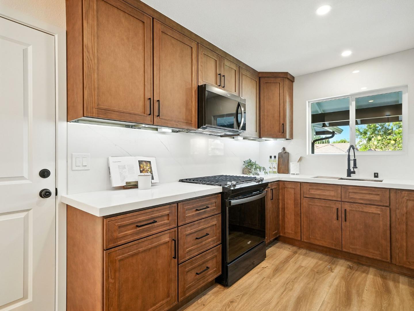 Detail Gallery Image 13 of 31 For 1438 Peaceful Glen Ct, San Jose,  CA 95121 - 3 Beds | 2 Baths