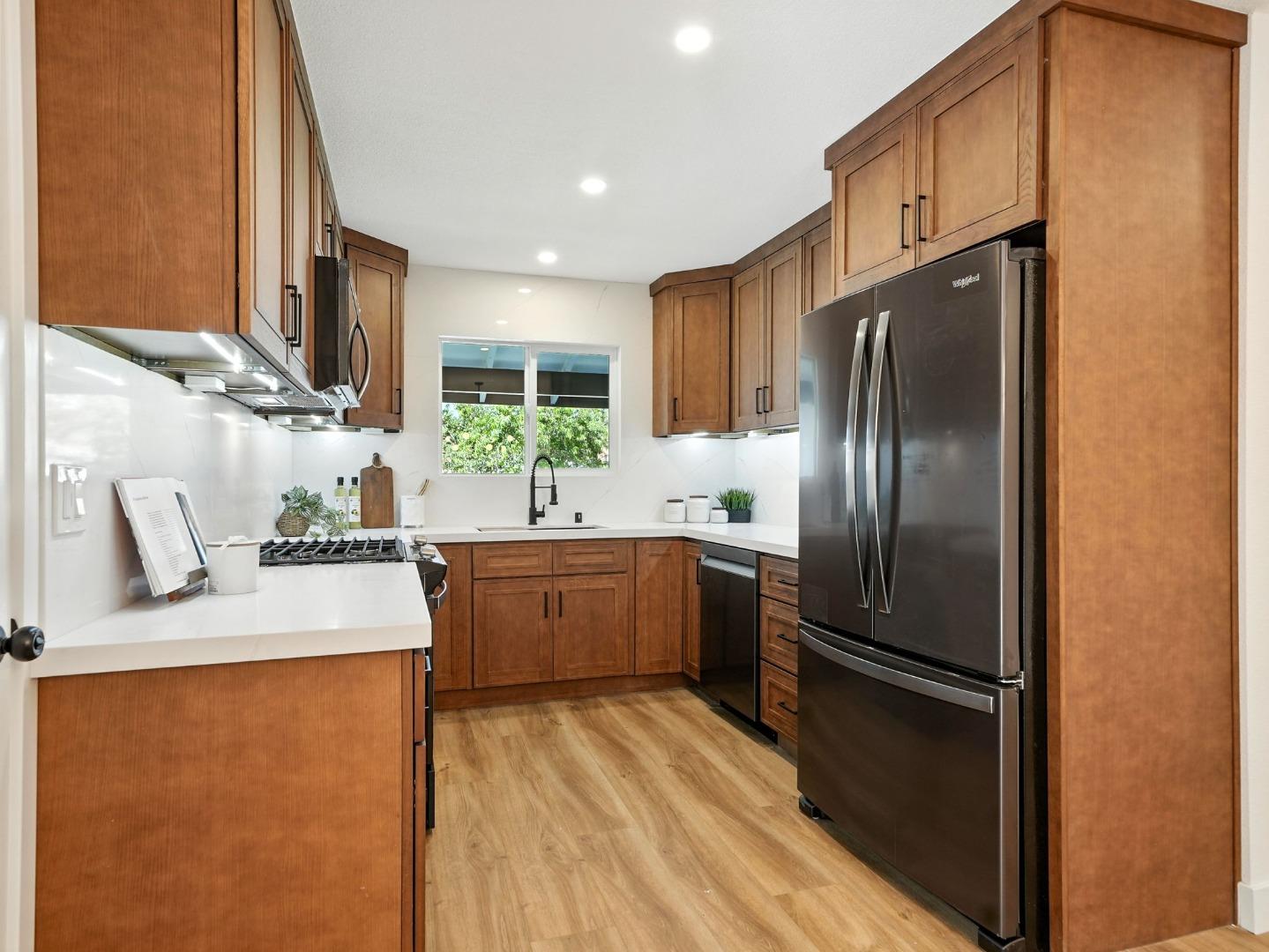 Detail Gallery Image 14 of 31 For 1438 Peaceful Glen Ct, San Jose,  CA 95121 - 3 Beds | 2 Baths
