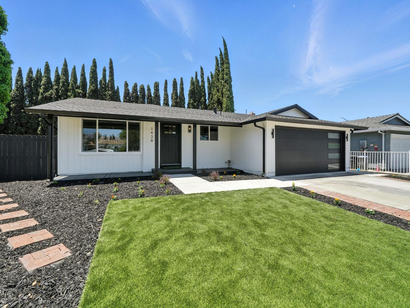 Detail Gallery Image 2 of 31 For 1438 Peaceful Glen Ct, San Jose,  CA 95121 - 3 Beds | 2 Baths