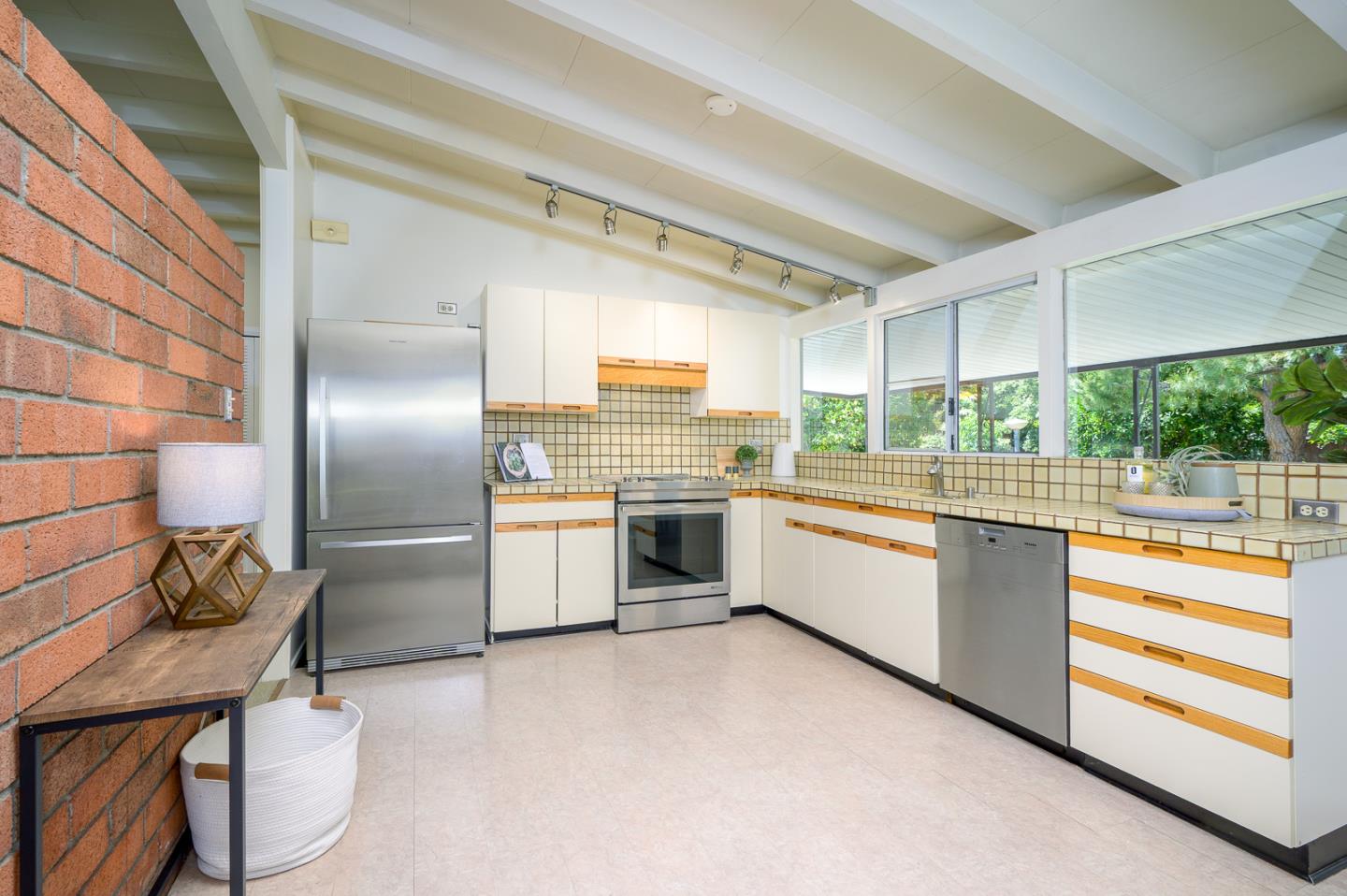 Detail Gallery Image 14 of 57 For 3129 Stelling Dr, Palo Alto,  CA 94303 - 3 Beds | 2 Baths