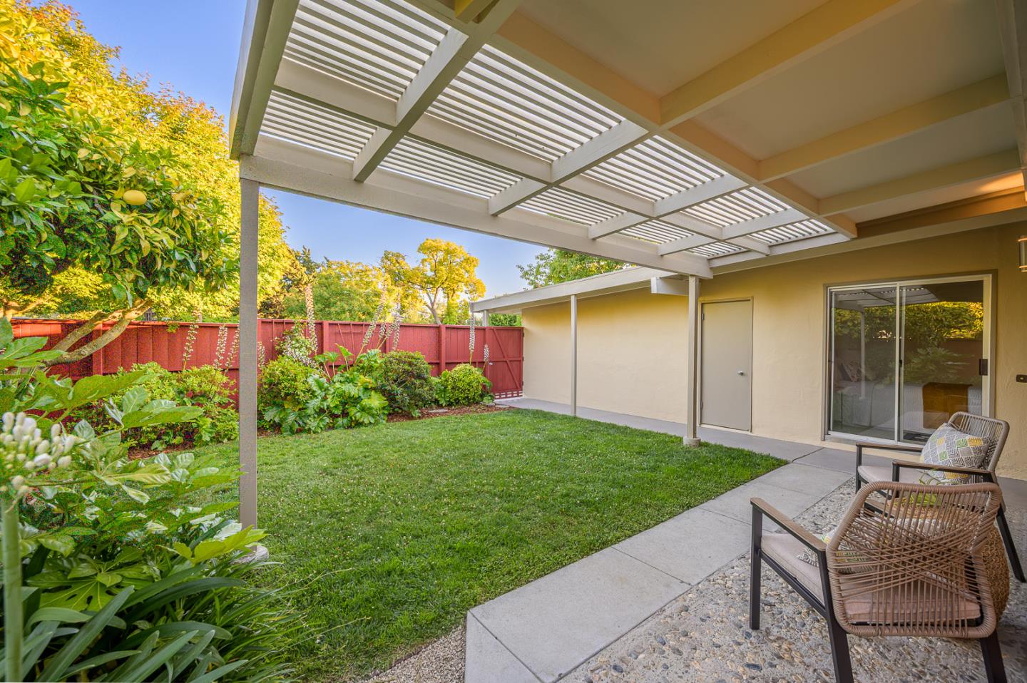 Detail Gallery Image 4 of 57 For 3129 Stelling Dr, Palo Alto,  CA 94303 - 3 Beds | 2 Baths