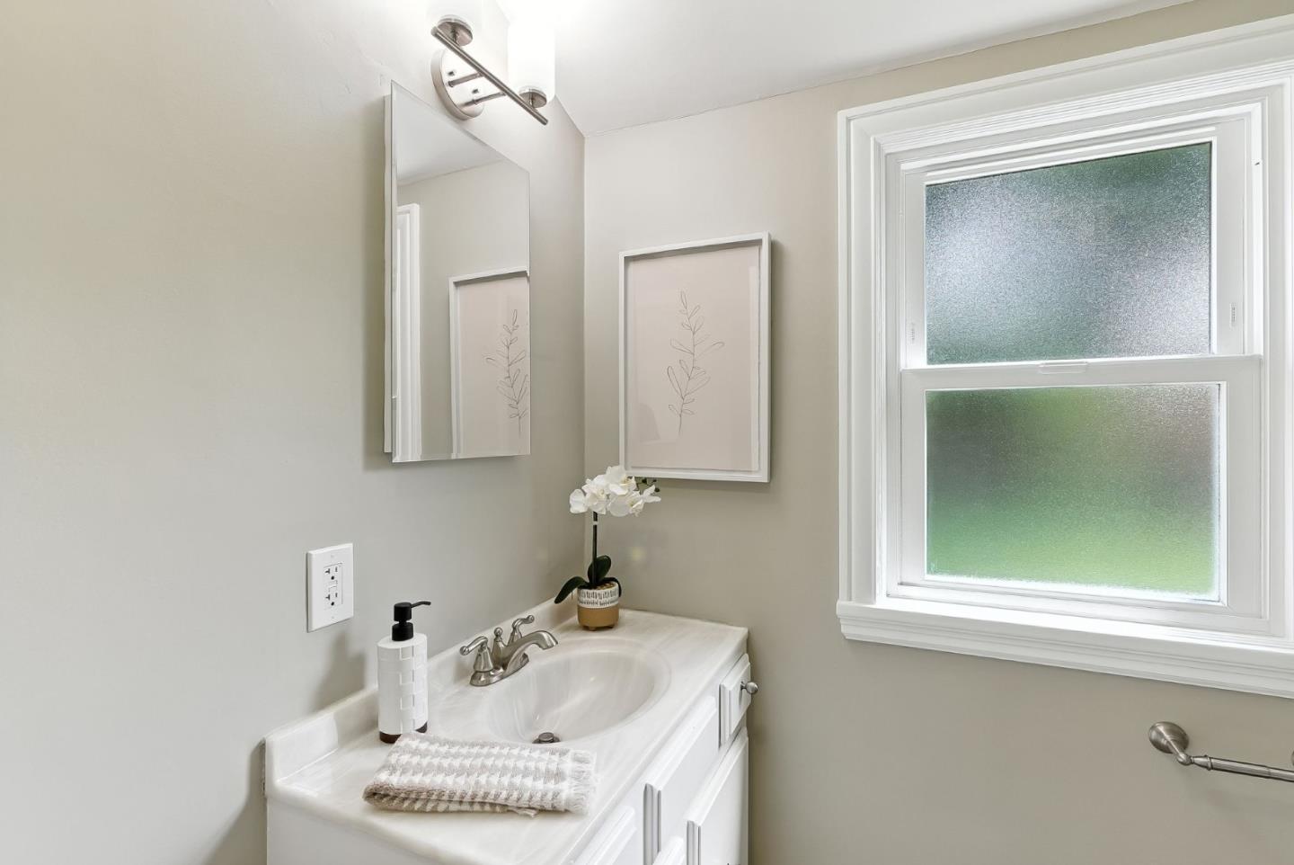 Detail Gallery Image 11 of 28 For 1535 Bernal Ave, Burlingame,  CA 94010 - 4 Beds | 3/1 Baths