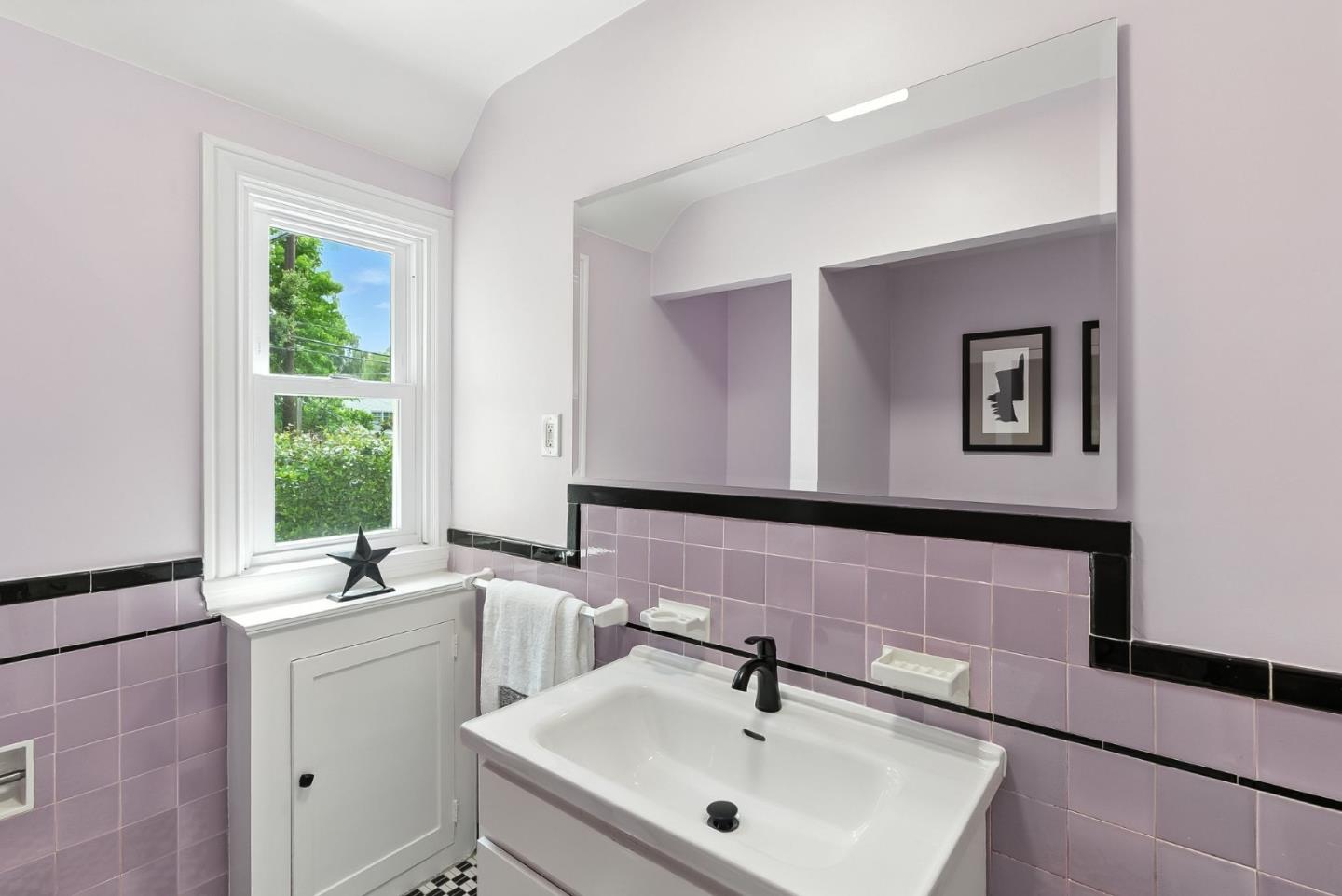 Detail Gallery Image 14 of 28 For 1535 Bernal Ave, Burlingame,  CA 94010 - 4 Beds | 3/1 Baths