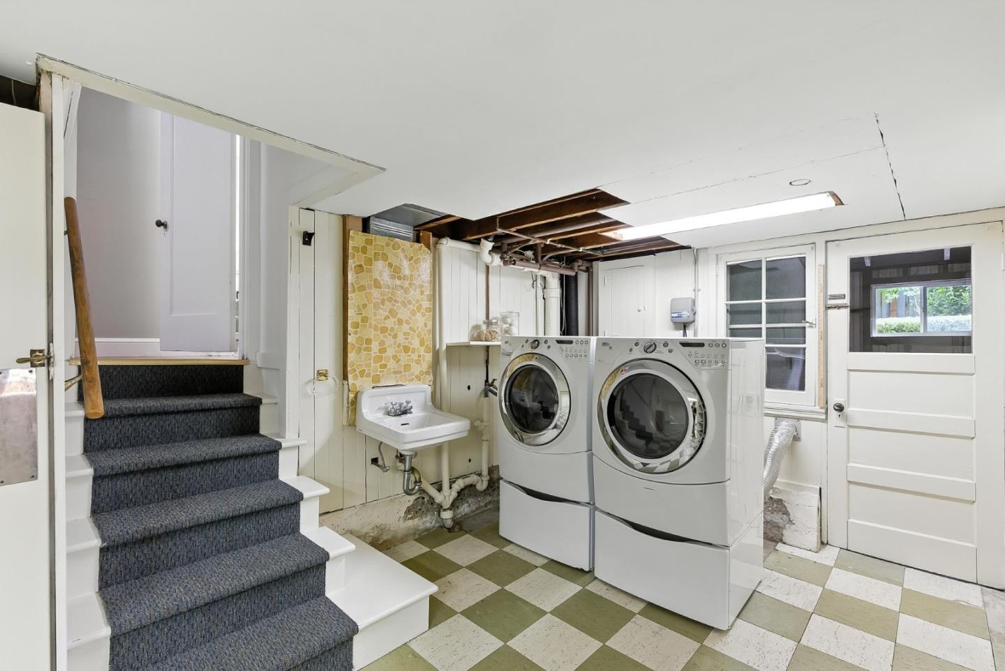 Detail Gallery Image 23 of 28 For 1535 Bernal Ave, Burlingame,  CA 94010 - 4 Beds | 3/1 Baths