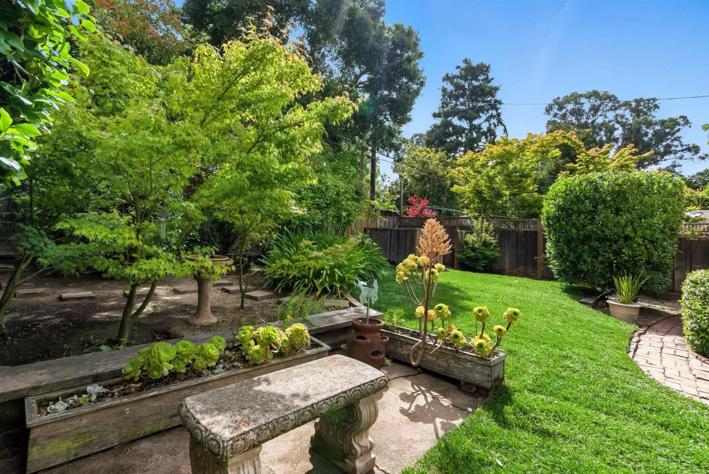 Detail Gallery Image 25 of 28 For 1535 Bernal Ave, Burlingame,  CA 94010 - 4 Beds | 3/1 Baths