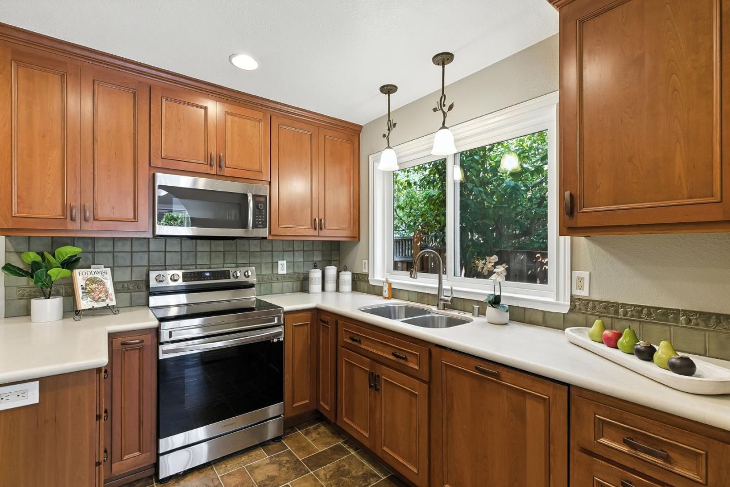 Detail Gallery Image 8 of 28 For 1535 Bernal Ave, Burlingame,  CA 94010 - 4 Beds | 3/1 Baths