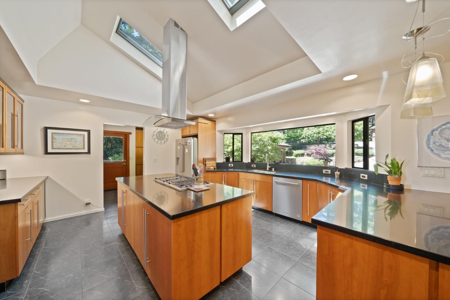 Detail Gallery Image 14 of 129 For 170 Fox Run, Los Gatos,  CA 95033 - 3 Beds | 3 Baths