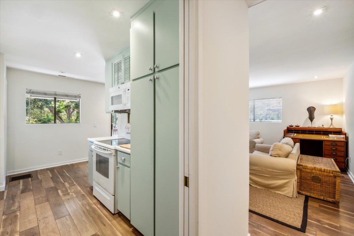Detail Gallery Image 3 of 33 For 9500 Center St #1,  Carmel,  CA 93923 - 2 Beds | 2 Baths