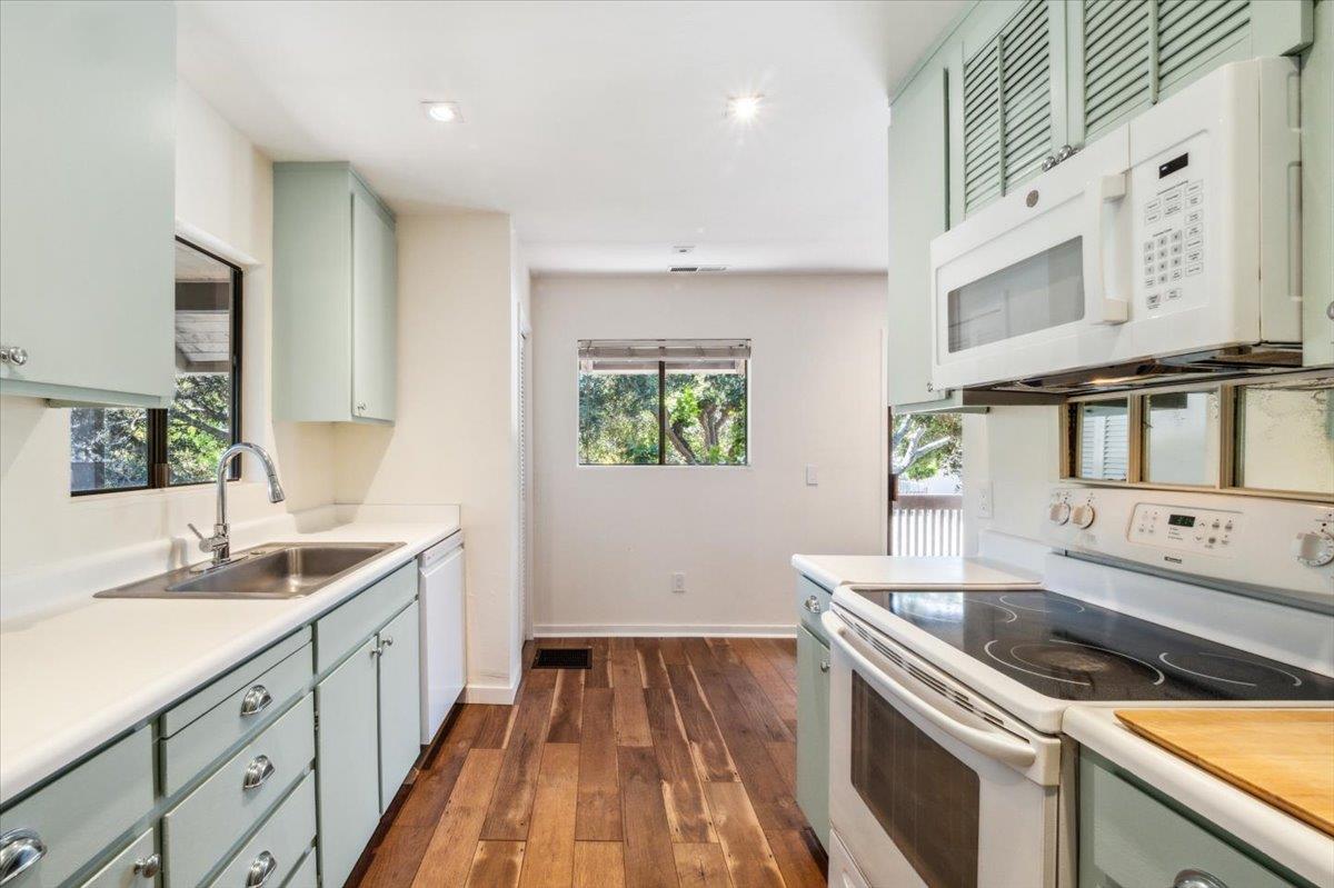 Detail Gallery Image 5 of 33 For 9500 Center St #1,  Carmel,  CA 93923 - 2 Beds | 2 Baths