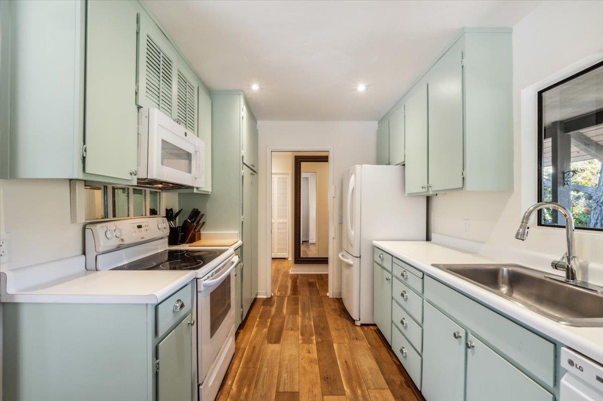 Detail Gallery Image 6 of 33 For 9500 Center St #1,  Carmel,  CA 93923 - 2 Beds | 2 Baths