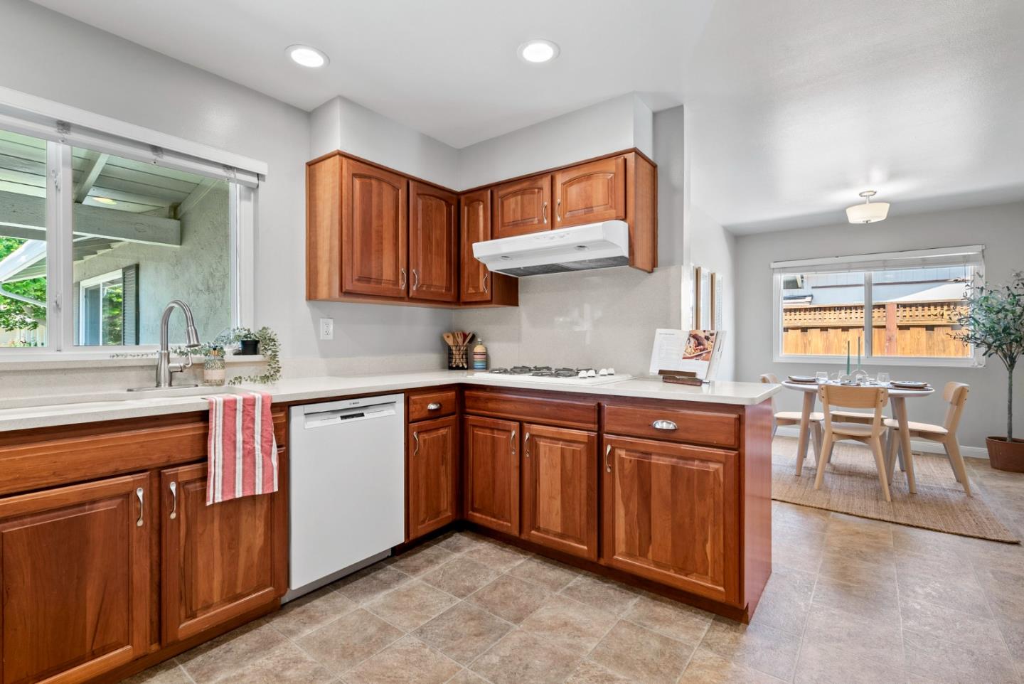 Detail Gallery Image 13 of 43 For 2369 Walden Sq, San Jose,  CA 95124 - 4 Beds | 2/1 Baths