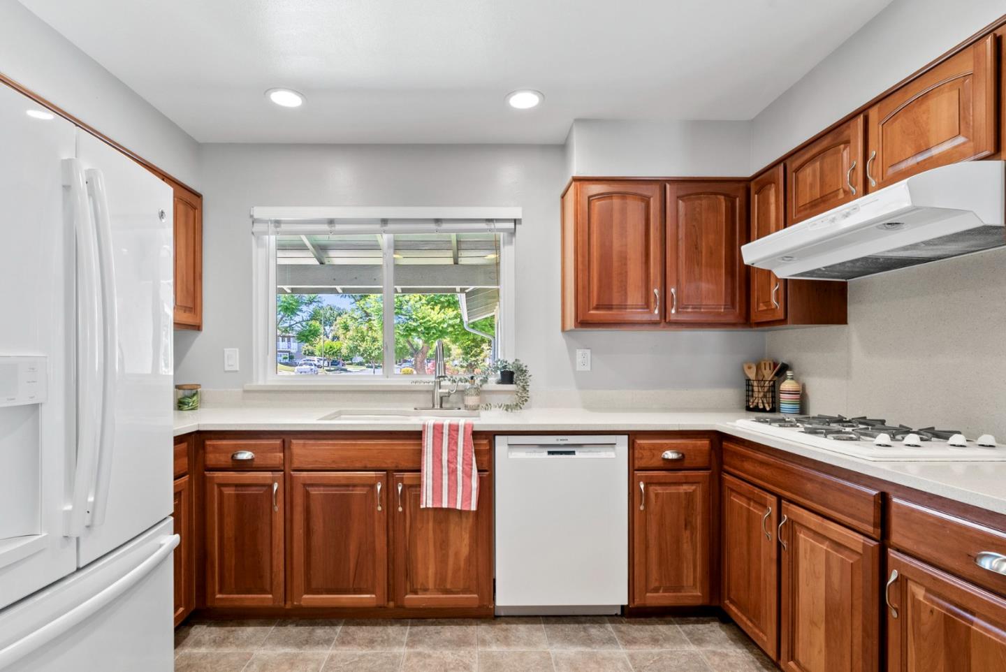 Detail Gallery Image 14 of 43 For 2369 Walden Sq, San Jose,  CA 95124 - 4 Beds | 2/1 Baths