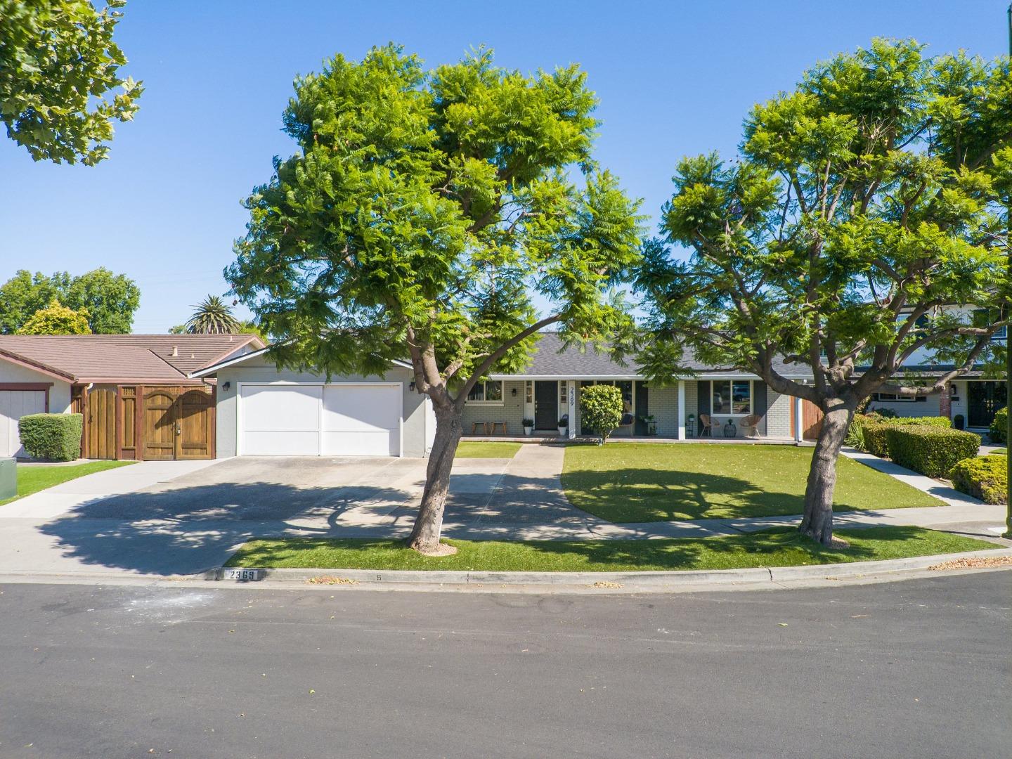 Detail Gallery Image 2 of 43 For 2369 Walden Sq, San Jose,  CA 95124 - 4 Beds | 2/1 Baths