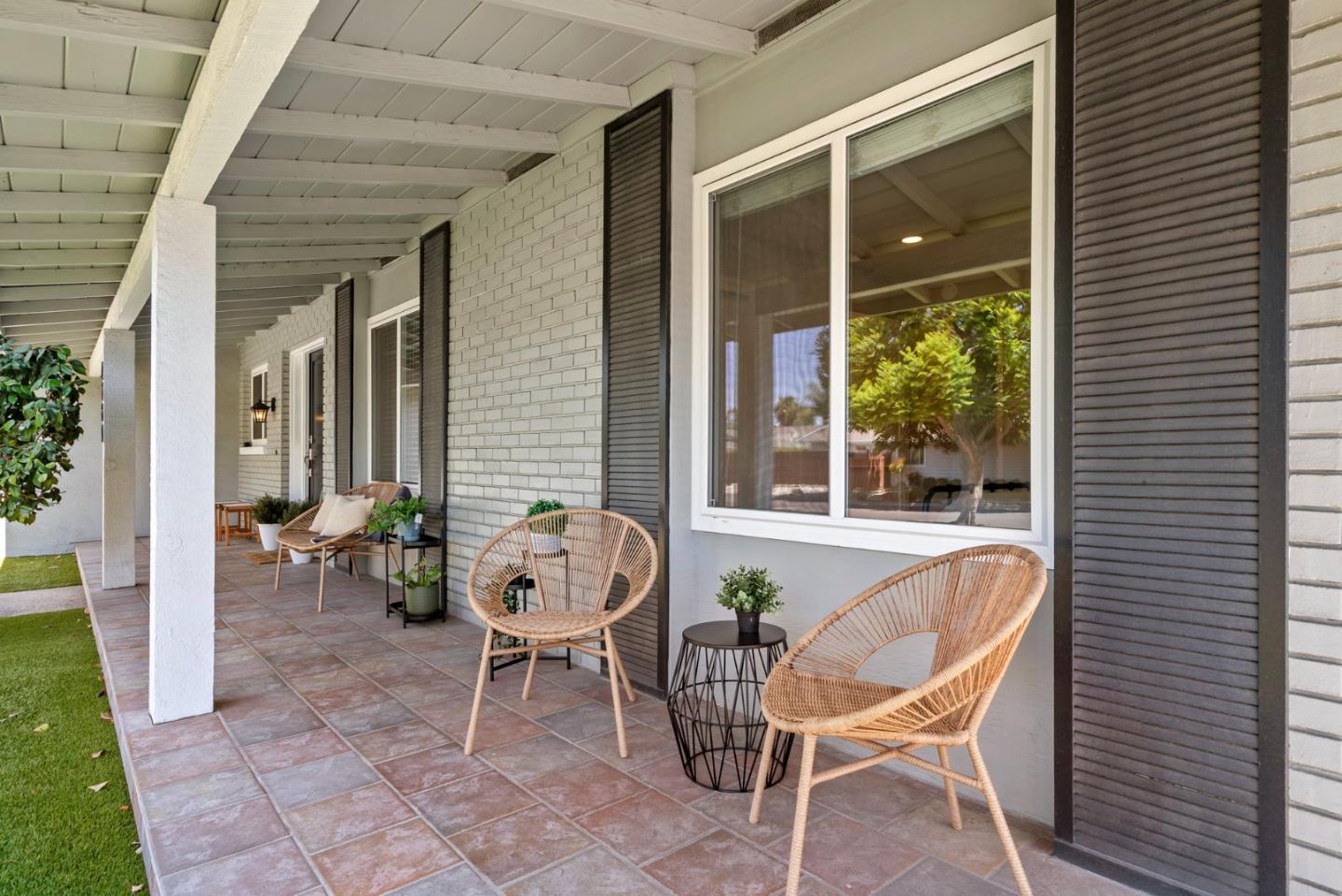 Detail Gallery Image 4 of 43 For 2369 Walden Sq, San Jose,  CA 95124 - 4 Beds | 2/1 Baths