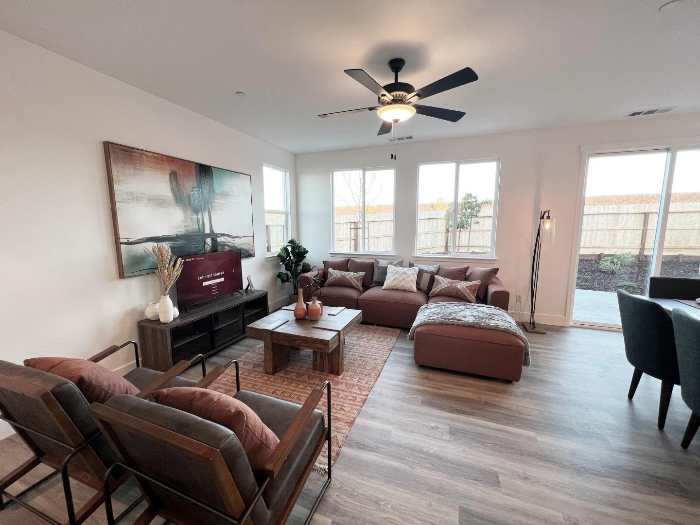 Detail Gallery Image 4 of 17 For 1103 Scout Peak Way #14-16,  Hollister,  CA 95023 - 3 Beds | 2/1 Baths