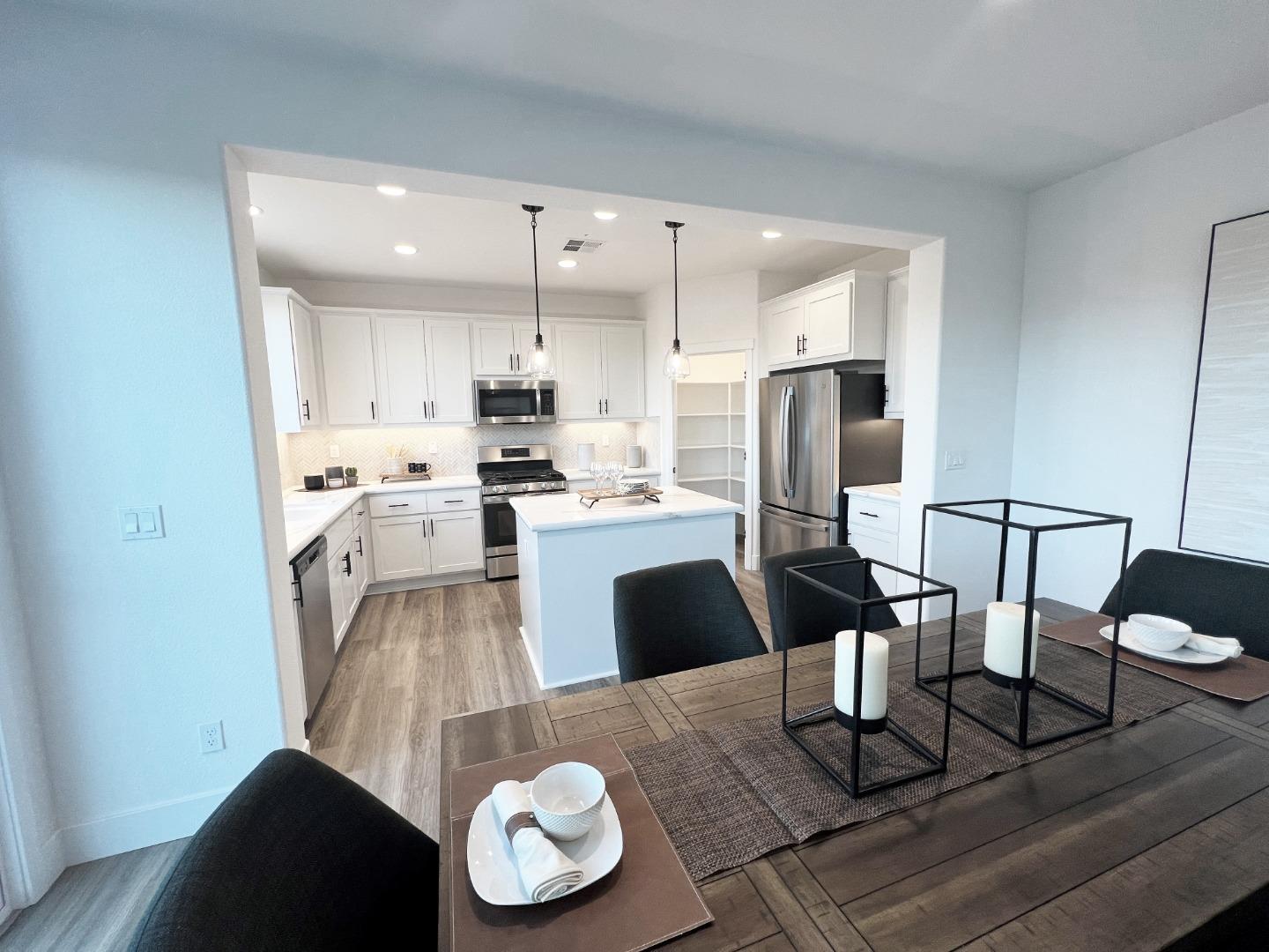 Detail Gallery Image 6 of 17 For 1103 Scout Peak Way #14-16,  Hollister,  CA 95023 - 3 Beds | 2/1 Baths