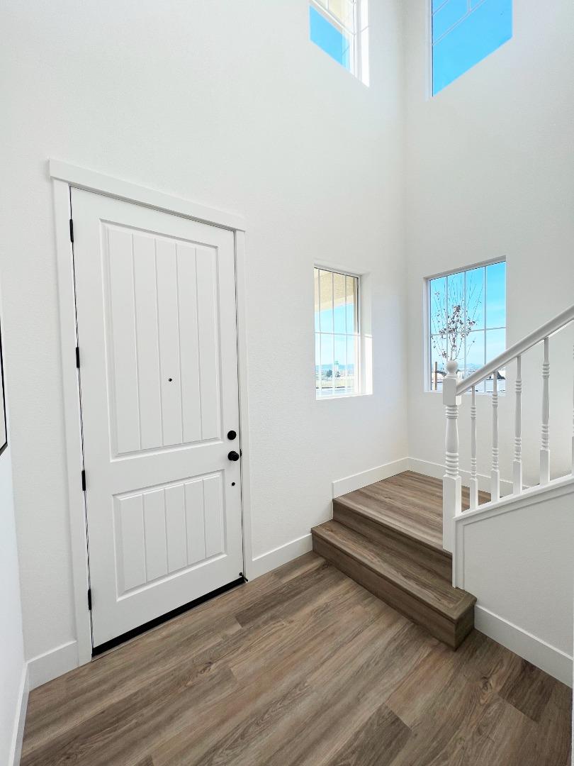 Detail Gallery Image 8 of 17 For 1103 Scout Peak Way #14-16,  Hollister,  CA 95023 - 3 Beds | 2/1 Baths