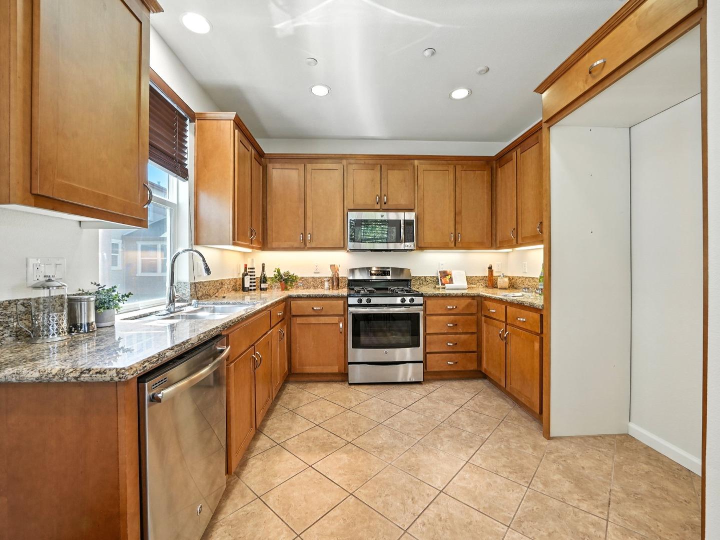 Detail Gallery Image 6 of 23 For 3698 Branding Iron Pl, Dublin,  CA 94568 - 2 Beds | 2/1 Baths