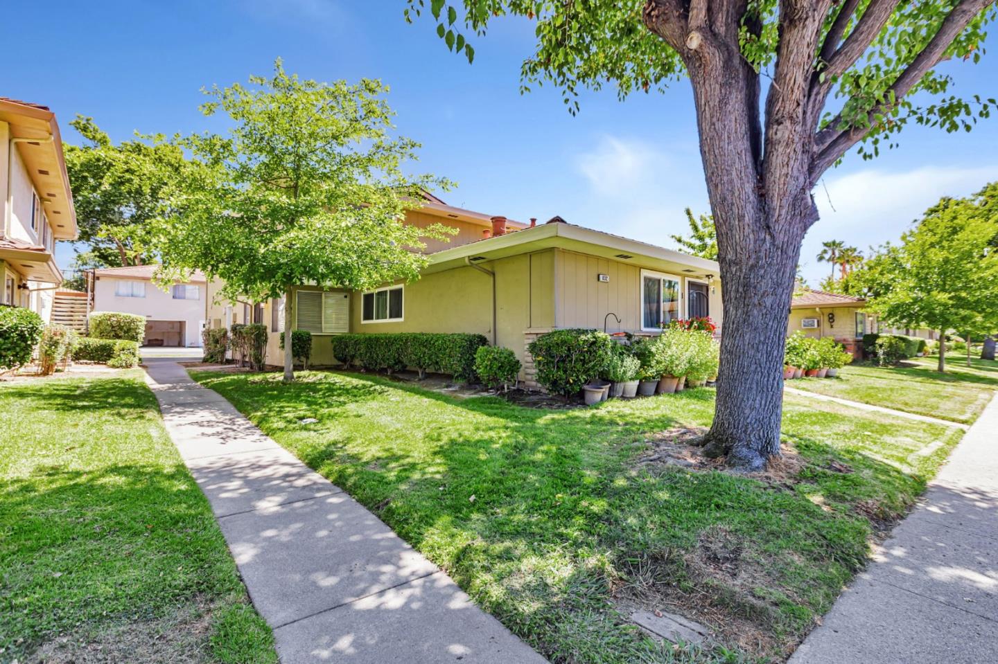 Detail Gallery Image 2 of 31 For 832 Gilchrist Dr #3,  San Jose,  CA 95133 - 2 Beds | 1 Baths