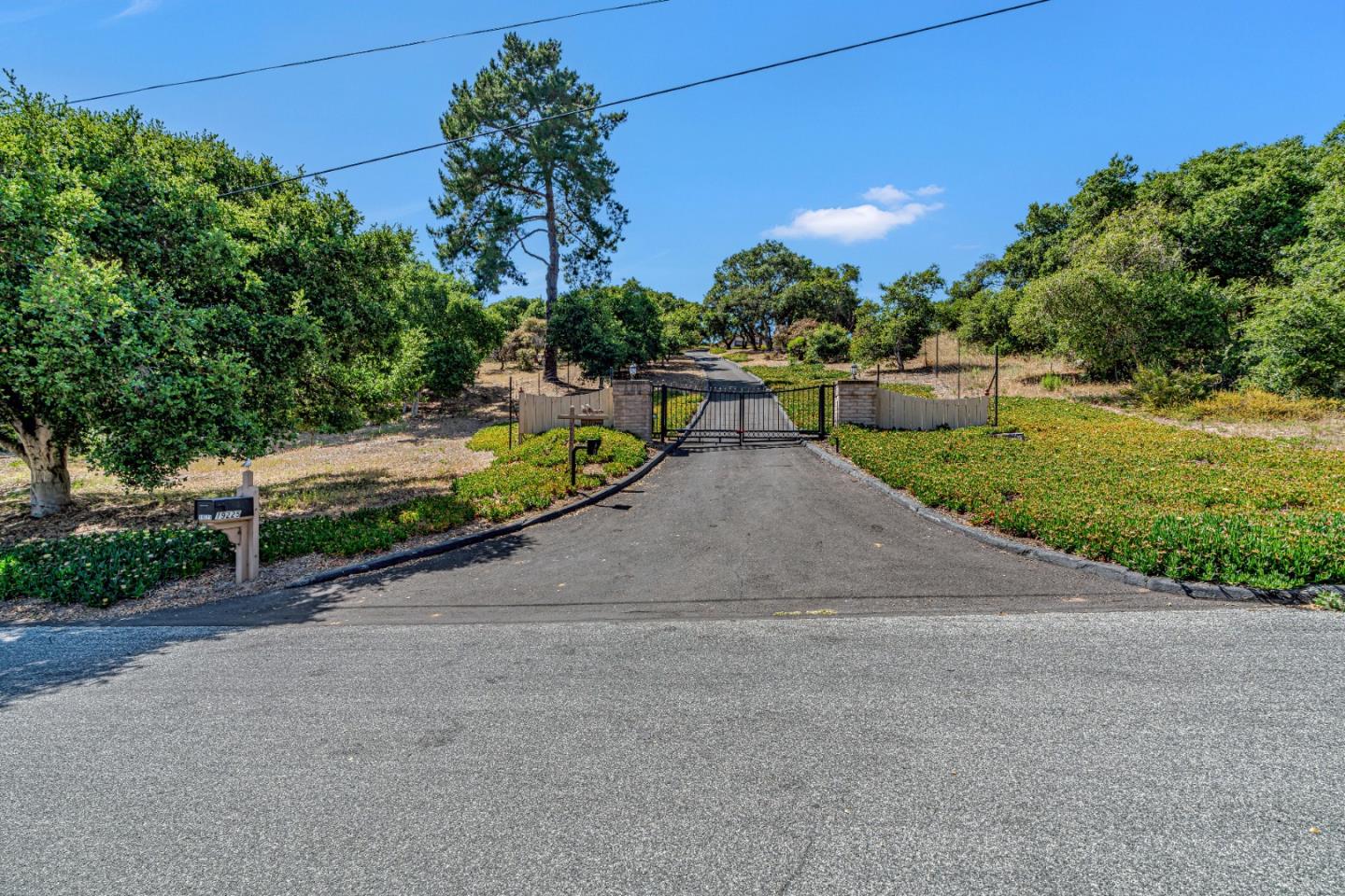 Detail Gallery Image 2 of 49 For 19225 Reavis Way, Salinas,  CA 93907 - 4 Beds | 2/1 Baths