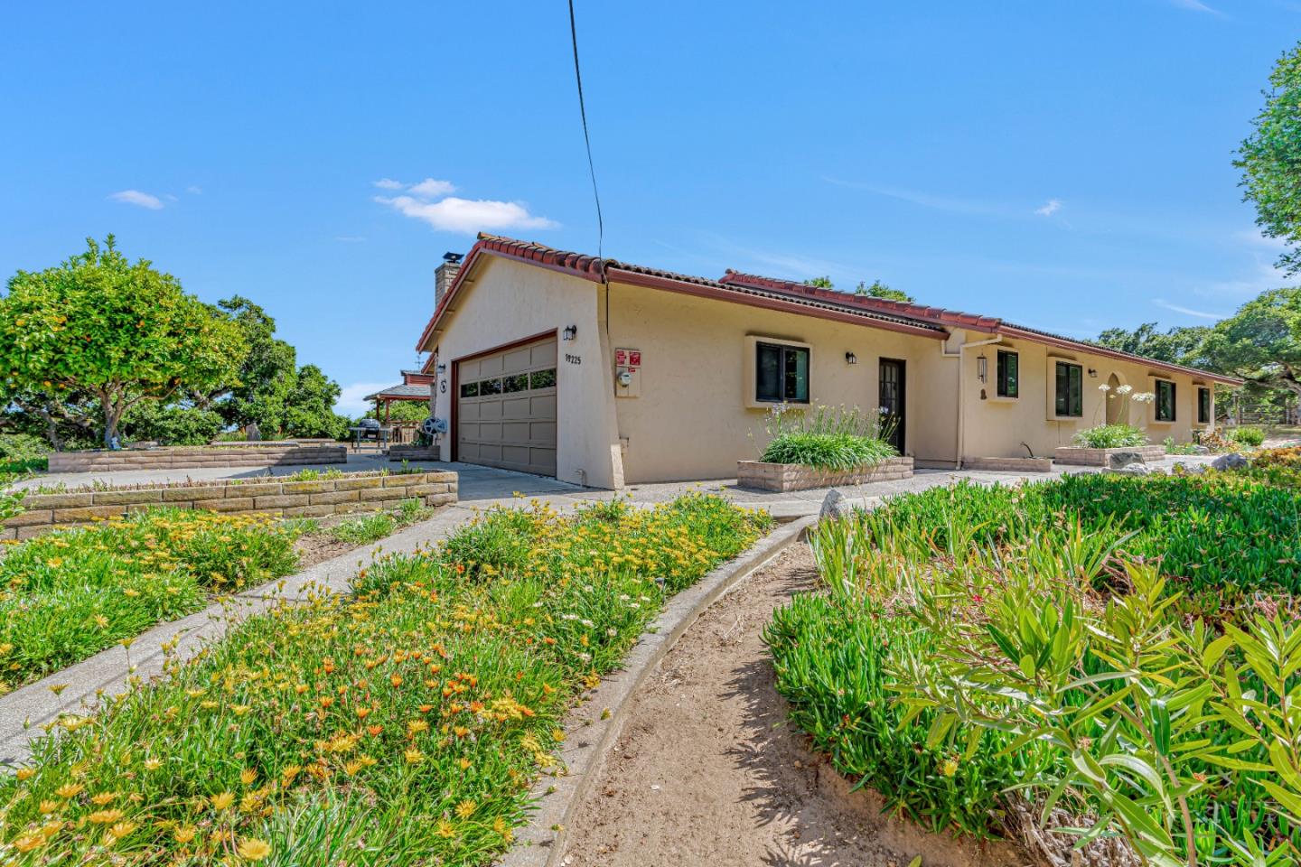 Detail Gallery Image 6 of 49 For 19225 Reavis Way, Salinas,  CA 93907 - 4 Beds | 2/1 Baths